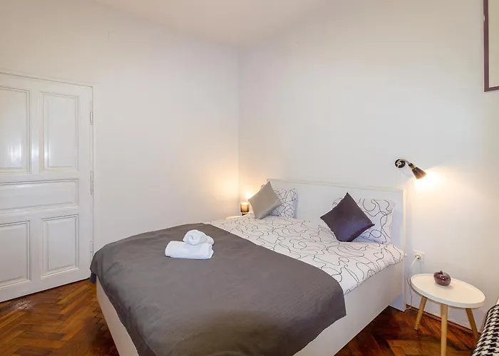 Apartment G37